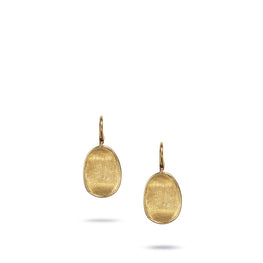 Marco Bicego - Collection Lunaria - Boucles d'oreilles en or jaune 18 carats. L'or mat est travaillé à la main pour effet satiné. La collection Lunaria s'inspire de la nature, tout particulièrement les feuilles de la monnaie du pape. Le mouvement et les formes de cette collection sont un hommage à la nature. Chaque pièce est fabriquée entièrement à la main dans l'atelier de MARCO BICEGO situé au nord de l’Italie. Taille spécifique possible sur commande.  Fermoir dormeuses ouvertes Référence : OB1342 A