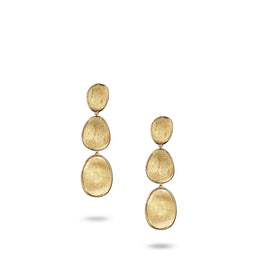 Marco Bicego - collection Lunaria - Boucles d'oreilles pendantes en or jaune 18 carats. L'or mat est travaillé à la main pour effet satiné. La collection Lunaria s'inspire de la nature, tout particulièrement les feuilles de la monnaie du pape. Le mouvement et les formes de cette collection sont un hommage à la nature. Chaque pièce est fabriquée entièrement à la main dans l'atelier de MARCO BICEGO situé au nord de l’Italie. Taille spécifique possible sur commande.  Fermoir papillon Référence : OB1345