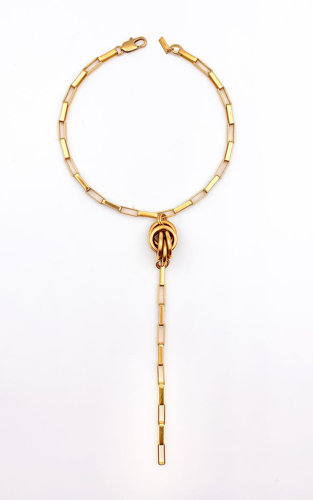 Perrine Taverniti - Le collier Vivienne est emblématique de la marque. il se porte facilement sur un pull ou décolleté. Réalisé en laiton doré légèrement patiné. Fait main à paris.