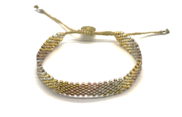 Myuki est une marque d'Amérique latine.  bracelet Delagado small tissée en perle de verre dans les ateliers.  motifs : nuance de doré Embouts fermoir en argent  Hand made