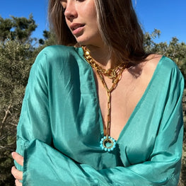 Perrine Taverniti - Le collier cravate Fleury se porte facilement sur un pull ou décolleté. Réalisé en laiton doré légèrement patiné et turquoise. Fait main à paris.  Les traces noires sur les maillons sont une patine fait à la main, afin de donner un aspect vintage. Ils peuvent être net