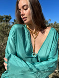 Perrine Taverniti - Le collier cravate Fleury se porte facilement sur un pull ou décolleté. Réalisé en laiton doré légèrement patiné et turquoise. Fait main à paris.  Les traces noires sur les maillons sont une patine fait à la main, afin de donner un aspect vintage. Ils peuvent être net