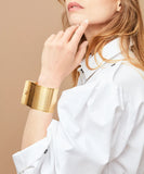 Manchette De Maarse - Directement inspirée de la manchette de chemise d’homme, ce bracelet est un bijou-objet, signature de la marque. Il vient avec son bouton de manchette. Elle se porte bras nus, sur une chemise ou sur des manches ajustées. Elle est en laiton brossé et doré à l’or fin. Dimension : 6 cm