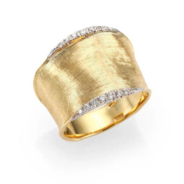 Bague en or jaune 18 carats Marco Bicego. L'or mat est travaillé à la main pour effet satiné. La collection Lunaria s'inspire de la nature, tout particulièrement les feuilles de la monnaie du pape. Le mouvement et les formes de cette collection sont un hommage à la nature. Chaque pièce est fabriquée entièrement à la main dans l'atelier de MARCO BICEGO situé au nord de l’Italie. Taille spécifique possible sur commande.  Diamants : 0,14 cts - VS-VVS G  Référence : AB551 B