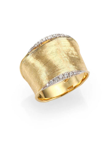 Bague en or jaune 18 carats Marco Bicego. L'or mat est travaillé à la main pour effet satiné. La collection Lunaria s'inspire de la nature, tout particulièrement les feuilles de la monnaie du pape. Le mouvement et les formes de cette collection sont un hommage à la nature. Chaque pièce est fabriquée entièrement à la main dans l'atelier de MARCO BICEGO situé au nord de l’Italie. Taille spécifique possible sur commande.  Diamants : 0,14 cts - VS-VVS G  Référence : AB551 B