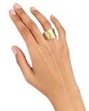 Bague en or jaune 18 carats Marco Bicego. L'or mat est travaillé à la main pour effet satiné. La collection Lunaria s'inspire de la nature, tout particulièrement les feuilles de la monnaie du pape. Le mouvement et les formes de cette collection sont un hommage à la nature. Chaque pièce est fabriquée entièrement à la main dans l'atelier de MARCO BICEGO situé au nord de l’Italie. Taille spécifique possible sur commande.  Diamants : 0,14 cts - VS-VVS G  Référence : AB551 B