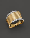 Bague en or jaune 18 carats Marco Bicego. L'or mat est travaillé à la main pour effet satiné. La collection Lunaria s'inspire de la nature, tout particulièrement les feuilles de la monnaie du pape. Le mouvement et les formes de cette collection sont un hommage à la nature. Chaque pièce est fabriquée entièrement à la main dans l'atelier de MARCO BICEGO situé au nord de l’Italie. Taille spécifique possible sur commande.  Diamants : 0,14 cts - VS-VVS G  Référence : AB551 B