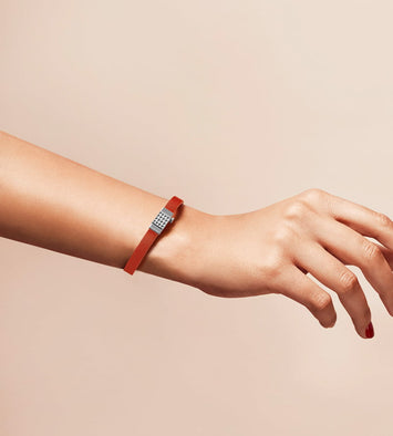 Lys and Dheer - Bracelet one tour composé d'un cabochon interchangeable avec monogramme L&D sur le côté. Rail, fermoir et cabochon en laiton miroir, finition palladium.  Le bracelet: Extérieur : Cuir de Veau Box Orange Intérieur : Cuir de Veau Box Orange  Le cabochon : Croco